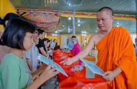 Vun từng hạt cát, gửi gắm bình an trong Tết Chôl Chnăm Thmây tại TP.HCM
