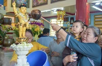 Mùa Phật đản, người dân đi chùa tắm Phật và gửi ước nguyện an lành 