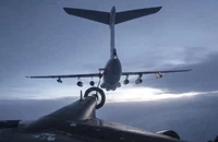 Máy bay Il-76 (phía trên) đang tiếp nhiên liệu cho một máy bay ném bom chiến lược Tu-95MS của Nga. Ảnh: AP