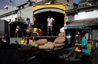 Sri Lanka kêu gọi nông dân trồng lúa trước tình trạng thiếu lương thực trầm trọng. Ảnh: REUTERS