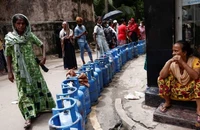 Người dân xếp hàng mua bình ga tại Sri Lanka. Ảnh: REUTERS
