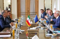 Ông Josep Borrell (phải) - đại diện cấp cao phụ trách chính sách an ninh và đối ngoại của Liên minh châu Âu (EU) - và Ngoại trưởng Iran (trái) - ông Hossein Amir-Abdollahian. Ảnh: AFP