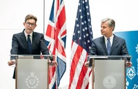 Giám đốc MI5 – ông Ken McCallum (trái) và Giám đốc FBI - ông Christopher Wray. Ảnh: DPA