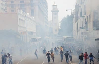 Người biểu tình tập trung quanh tư dinh của Tổng thống Rajapaksa. Ảnh: REUTERS