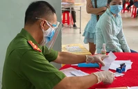 Một trong những lợi ích khi đi làm thẻ CCCD trước 30-6-2022 là sẽ được giảm 50% lệ phí. Ảnh: HỮU ĐĂNG 