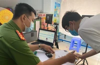 Nếu sử dụng CMND loại 12 số khi đổi sang thẻ CCCD sẽ được giữ nguyên số. Ảnh: HỮU ĐĂNG