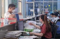 Người dân đến UBND phường 3, quận Gò Vấp thực hiện các thủ tục hành chính.Ảnh: NGUYỄN HIỀN 