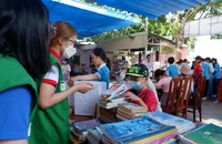  TP.HCM: “Đổi rác lấy cây” thu hút người dân dịp cuối tuần