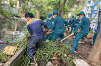 Quận 7, TP.HCM vớt rác, làm sạch kênh rạch dịp Lễ 30-4