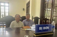 Tạm ngừng phiên tòa, triệu tập nguyên công chức xã để làm chứng về nguồn gốc đất