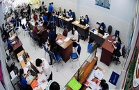 Người dân ký giấy tờ trước mặt công chứng viên: Phải chụp ảnh thế nào cho đúng?