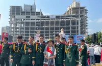 Ấm áp tình quân dân tại lễ diễu binh, diễu hành 30-4