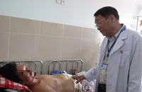 Tắc ruột vì vừa ăn nấm đông cô vừa mải nói chuyện