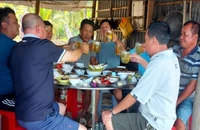 Về quê bạn ăn Tết