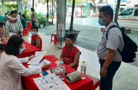 TP.HCM: Xe tới trường tiêm vaccine COVID-19 cho học sinh