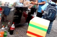 Phụ huynh TP.HCM lo con đau bụng, ngộ độc vì thức ăn trước cổng trường