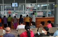Nhiều người tới Bệnh viện huyện Bình Chánh, TP.HCM khám đầu năm