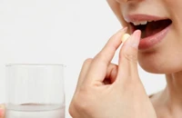 Tại sao một số thuốc uống trước khi ăn, có loại uống sau khi ăn?