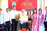 Quận ủy quận 12 tới nhà trao Huy hiệu cho Đảng viên lớn tuổi