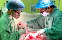 2 bệnh viện phối hợp cứu người phụ nữ nằm bất động ngoài đường