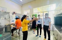 TP.HCM: Khó kiểm soát an toàn thực phẩm hàng ăn trước cổng trường