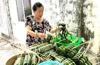 Một gia đình luôn giữ gìn truyền thống gói bánh tét dịp Tết Nguyên đán