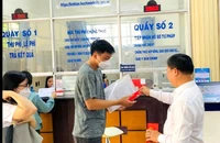 Người dân TP.HCM thích thú vì được phường lì xì trong ngày làm việc đầu năm