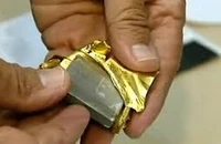 Bị bắt vì mang vàng giả đi bán