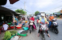 Long An: Tiềm ẩn nguy cơ mất an toàn giao thông từ chợ tự phát trên Quốc lộ 62