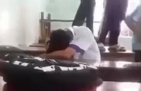 Một học sinh lớp 8 bị bạn học đánh hội đồng vì nhìn thấy bạn nữ hút thuốc 
