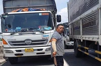 Tài xế xe tải chạy vào làn khẩn cấp còn cầm dao đe dọa xe cứu thương