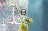 Thí sinh Huỳnh Đào Diễm Trinh đăng quang Hoa khôi Sông Vàm năm 2022