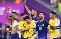 Xem Messi đá hỏng penalty, Argentina vẫn đánh bại Ba Lan 2-0