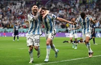 Messi và Alvarez ăn mừng bàn thắng