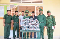 Biên phòng Long An bắt nghi can vận chuyển 28 kg pháo lậu