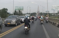 Sáng mùng 2, cầu Rạch Miễu đã ùn ứ cục bộ