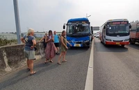 Khách nước ngoài hú vía khi xe va chạm trên cao tốc TP.HCM - Trung Lương 