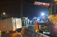 Xe tải lật tông gãy trụ đèn chiếu sáng, lật ngang trên quốc lộ 1