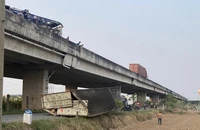 Thùng hàng xe đầu kéo rơi xuống đường công vụ