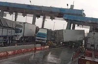 Thùng hàng của xe container bị rơi xuống