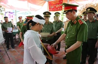 Thăng hàm trung tá cho đồng chí Nguyễn Xuân Hào