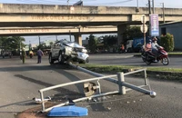Tài xế ngủ gục, ô tô 7 chỗ tông gãy trụ đèn quốc lộ 62