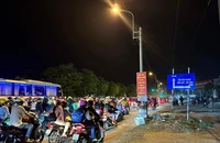 Người dân miền Tây mệt mỏi di chuyển trong đêm về quê nghỉ lễ