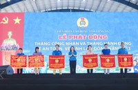 Long An: Phát động tháng công nhân nhiều phần quà được trao tặng cho công nhân lao động
