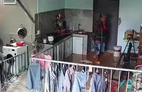 Nhóm côn đồ kéo đến đập phá tài sản nhà cụ bà 83 tuổi ở Long An 