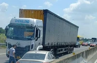 Va chạm với xe đầu kéo, xe ô tô con nằm quay đầu trên cao tốc TP.HCM- Trung Lương