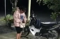 Một cô gái chạy xe máy đi một mình trong đêm bị cướp trên quốc lộ N2
