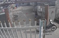Chân băng bó nhưng vẫn đi trộm tài sản