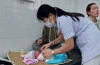 Bé gái sơ sinh bị bỏ rơi trong túi nilong, bên cầu lúc đêm tối