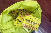 Bắt hai thanh niên phát tờ rơi “ Cho vay tiền góp” ở Long An